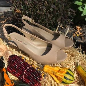 Bandolino peep toe sling back nude patent heels
